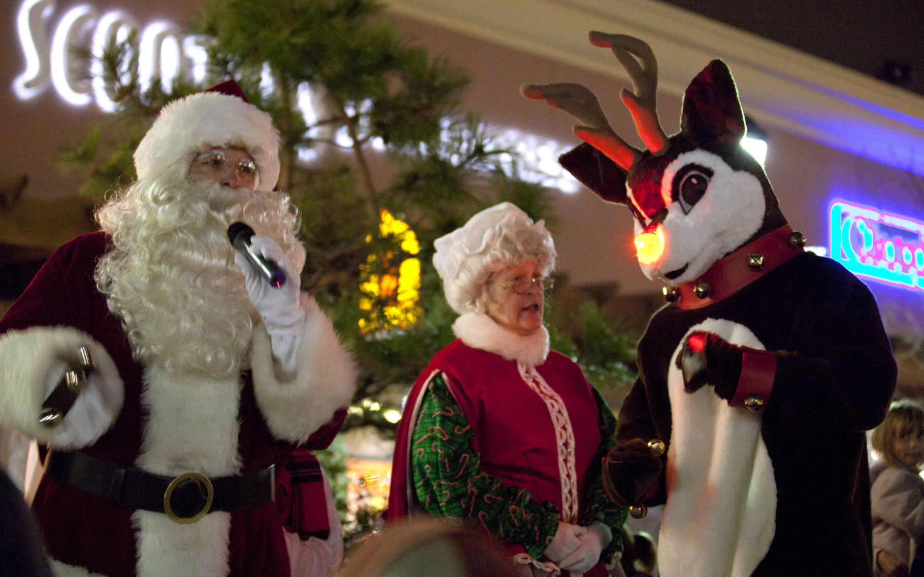Attend holiday lighting celebration at Village Pointe